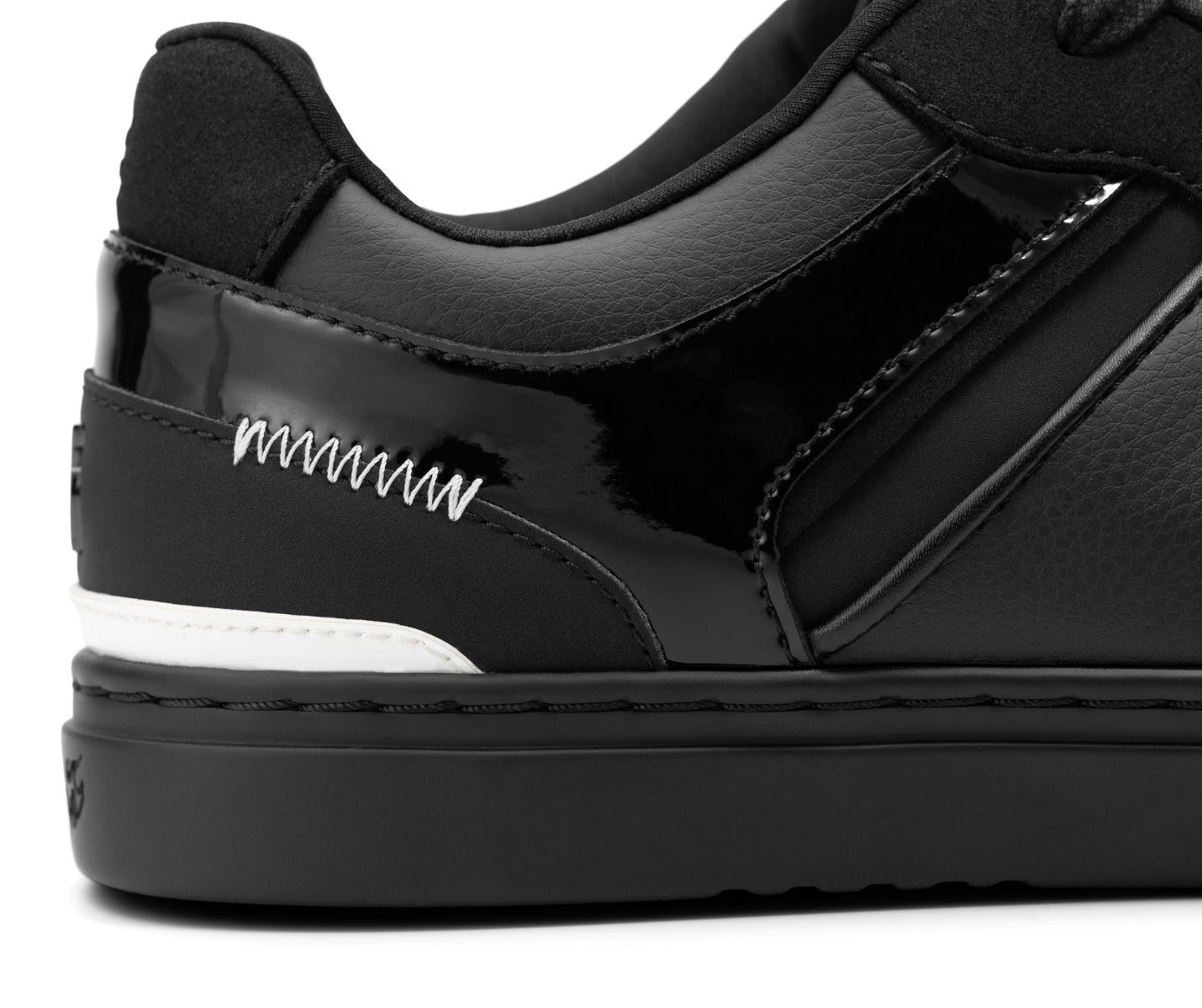 Nahaufnahme der Ferse und der Seite der Fuego Low-Top Dance Sneakers x Derek Hough von Fuego Dance Shoes.